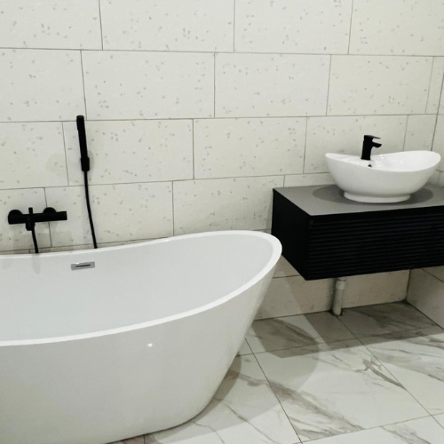 Private bathroom with bathtub at Zenz BnB, alternate bathroom