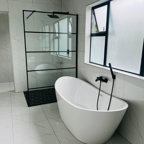 Private bathroom with bathtub at Zenz BnB